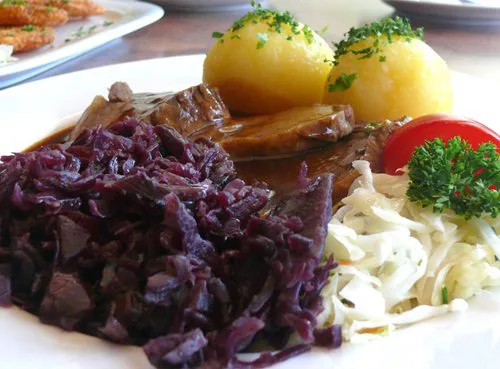 Sächsischer Sauerbraten mit Rotkohl und Klößen