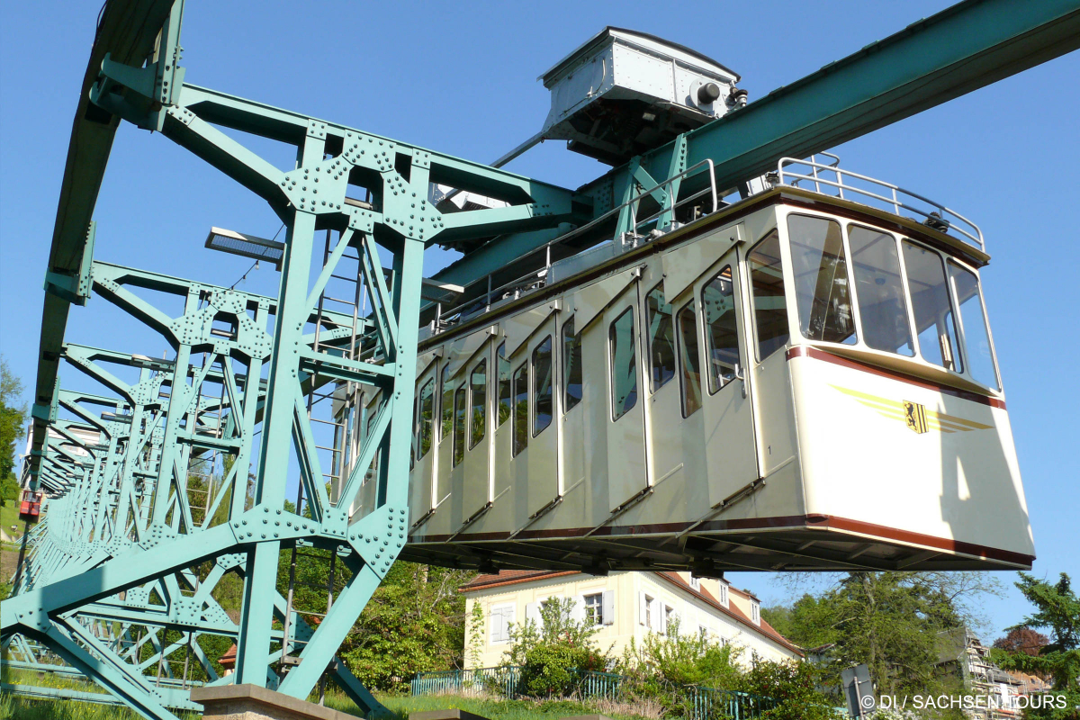 Dresdner Schwebebahn über dem Veilchenweg