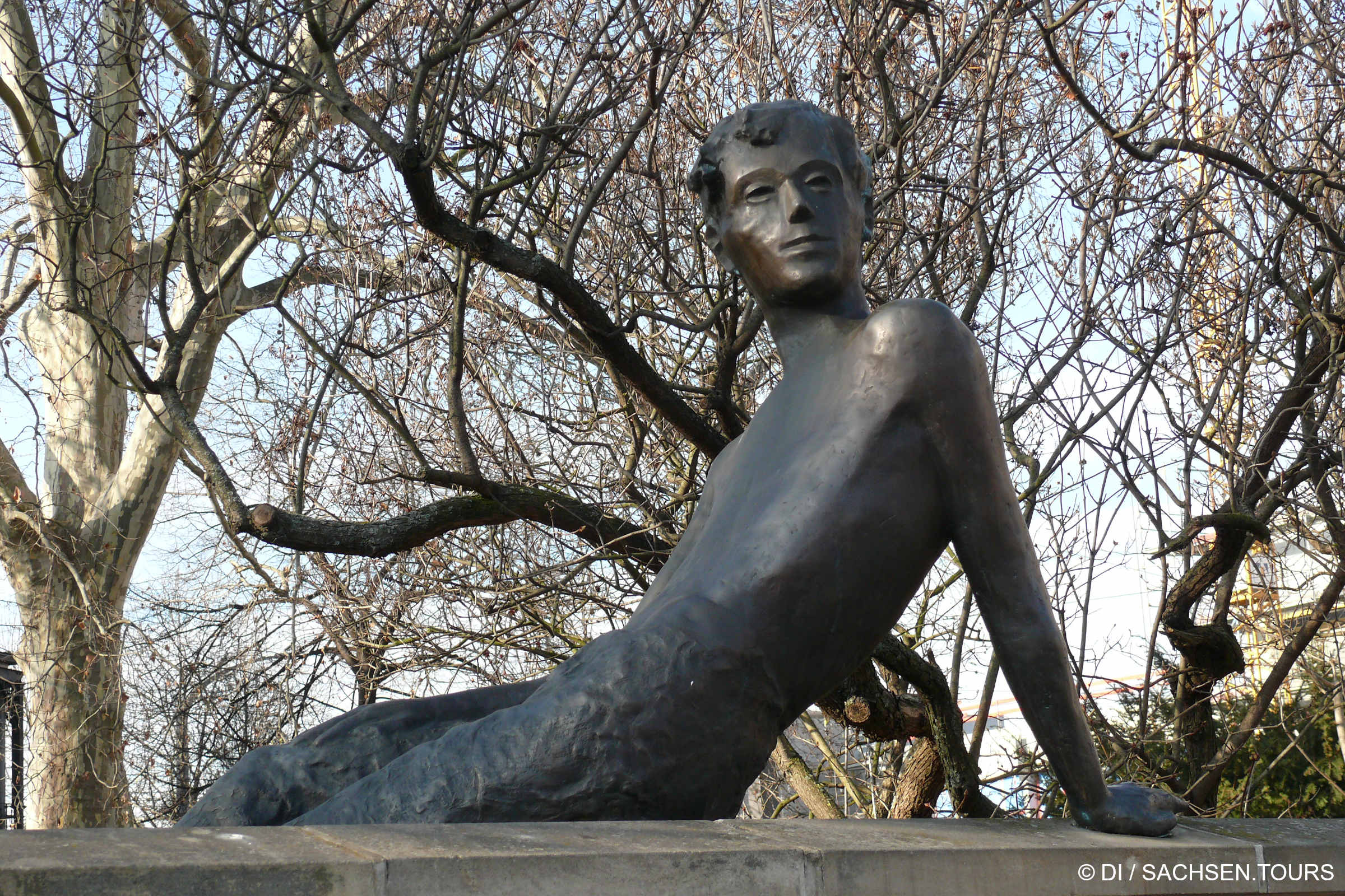 Bronzeplastik von Erich Kästner auf der Mauer des Erich Kästner Museums in Dresden