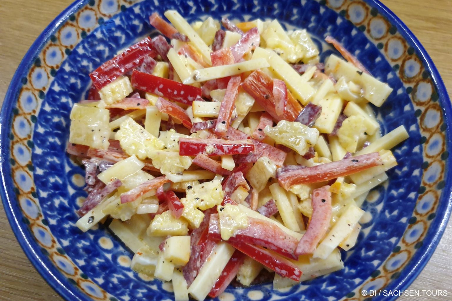 Käsesalat mit Paprika und Salami › Rezept