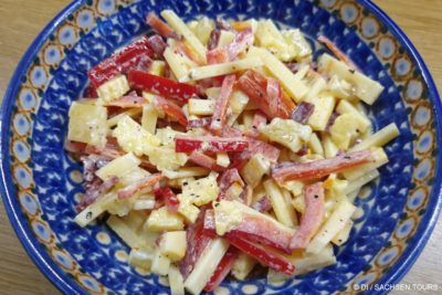 Käsesalat mit Paprika und Salami