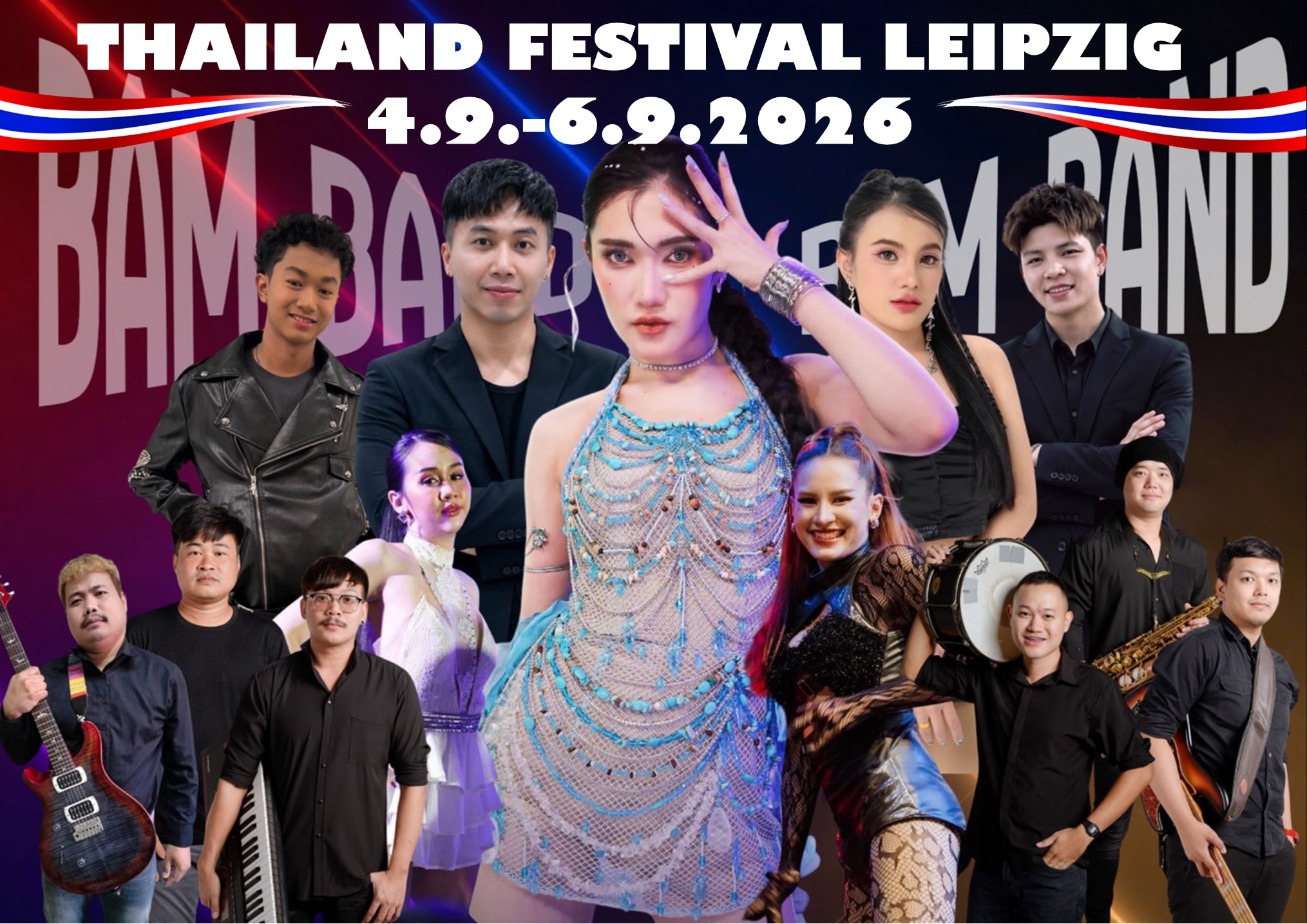 Ein Werbeplakat für das Thailand-Festival Leipzig 2026 mit den Veranstaltungsterminen und Bildern von Musikbands und Künstlern, die gemeinsam mit ihren Instrumenten und Mikrofonen posieren. Im oberen Bereich sind fettgedruckter Text und Akzente in Form der thailändischen Flagge zu sehen, die die lebhafte Atmosphäre des Thailand-Festivals unterstreichen.