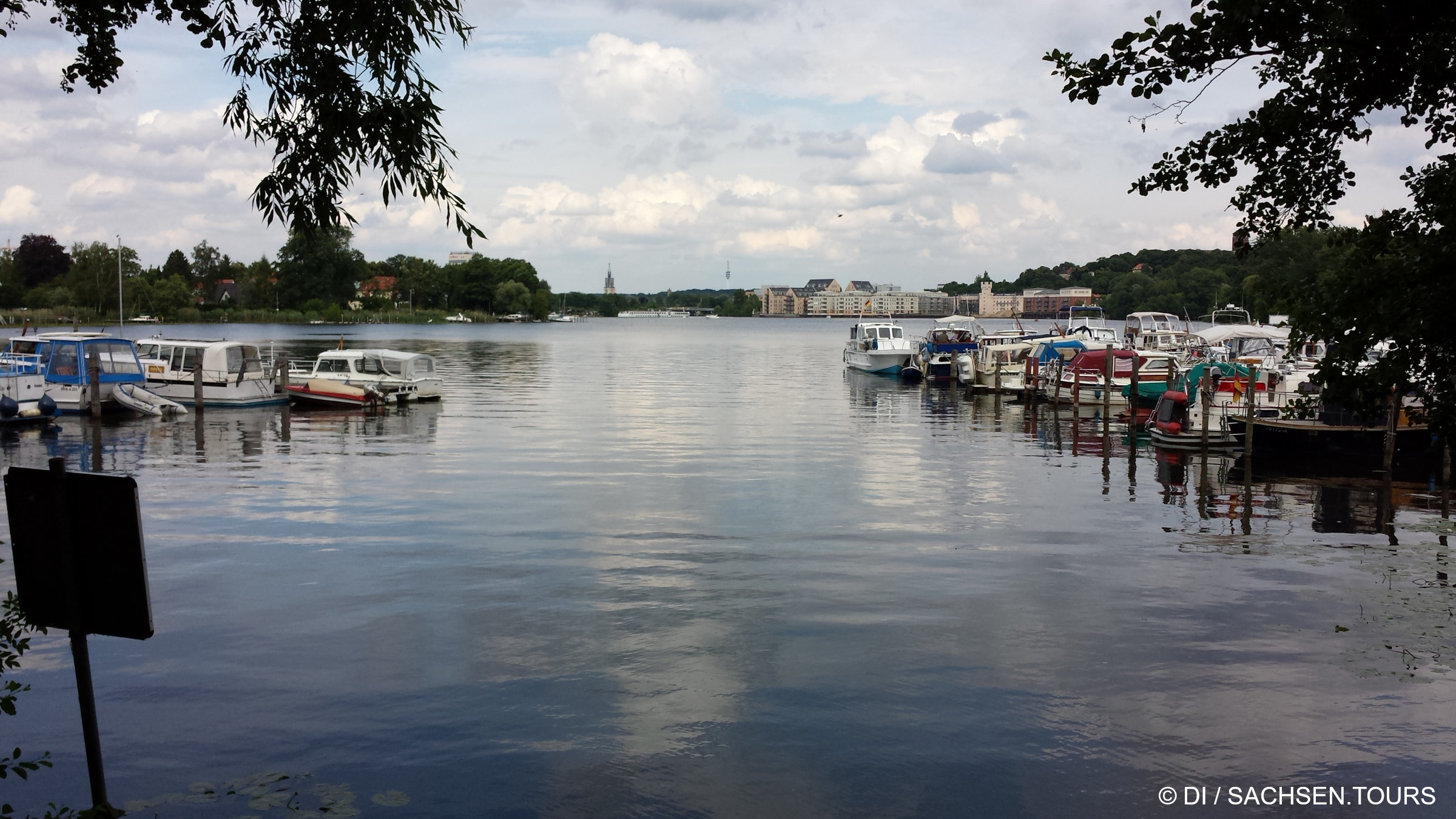 Die Havel in Potsdam mit Liegeplätzen für Boote.