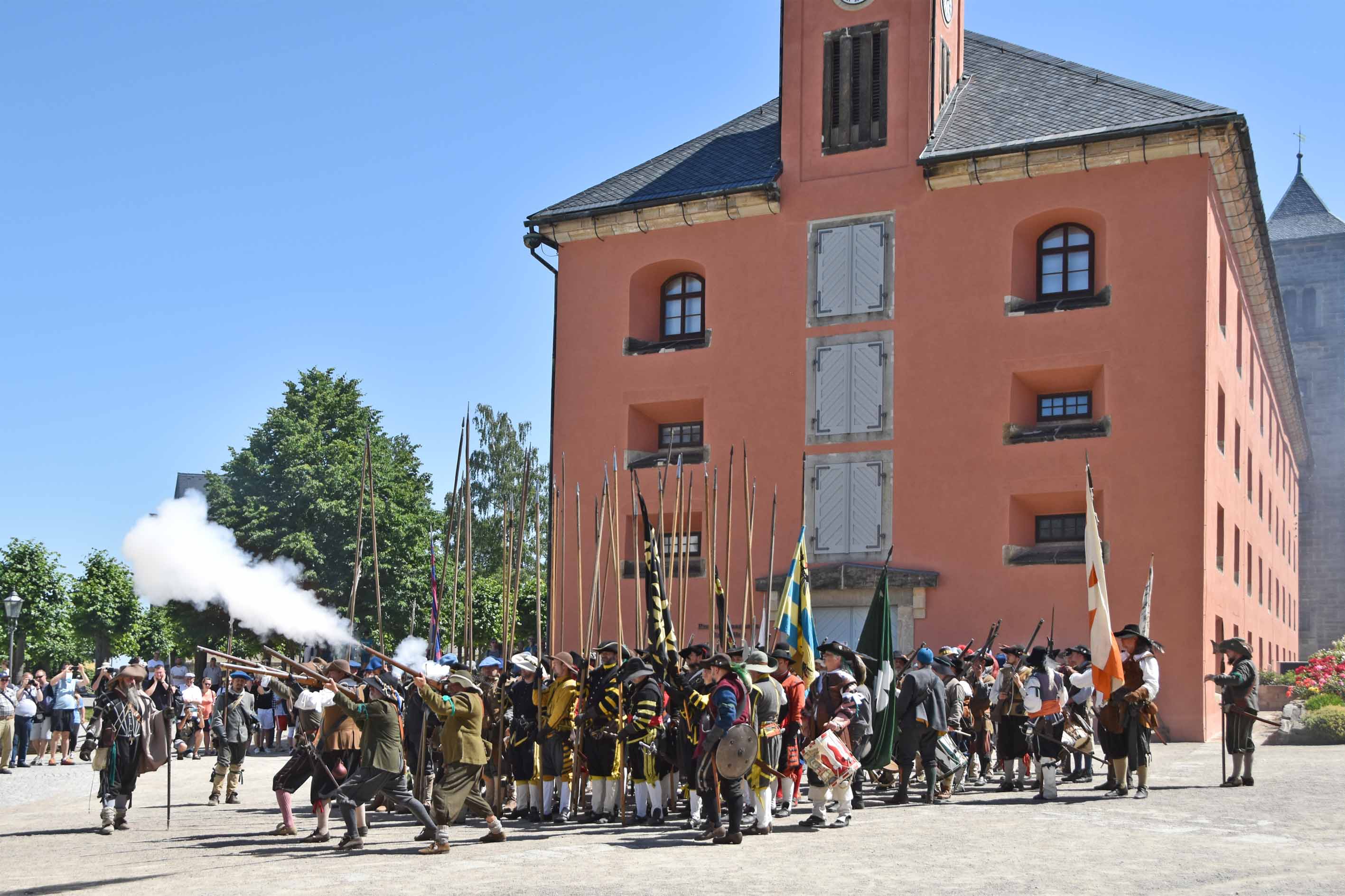 Historienspektakel auf der Festung Königsten