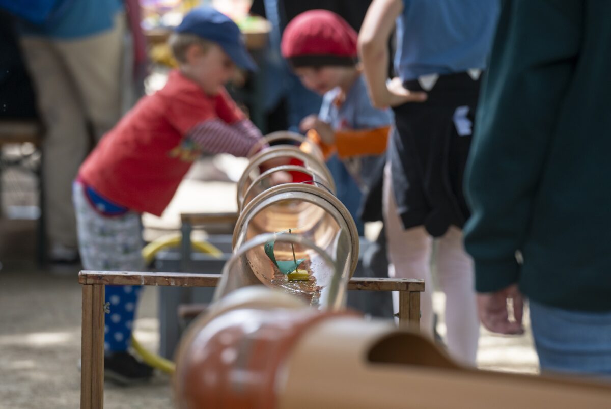 Kinder spielen bei der Kasperiade