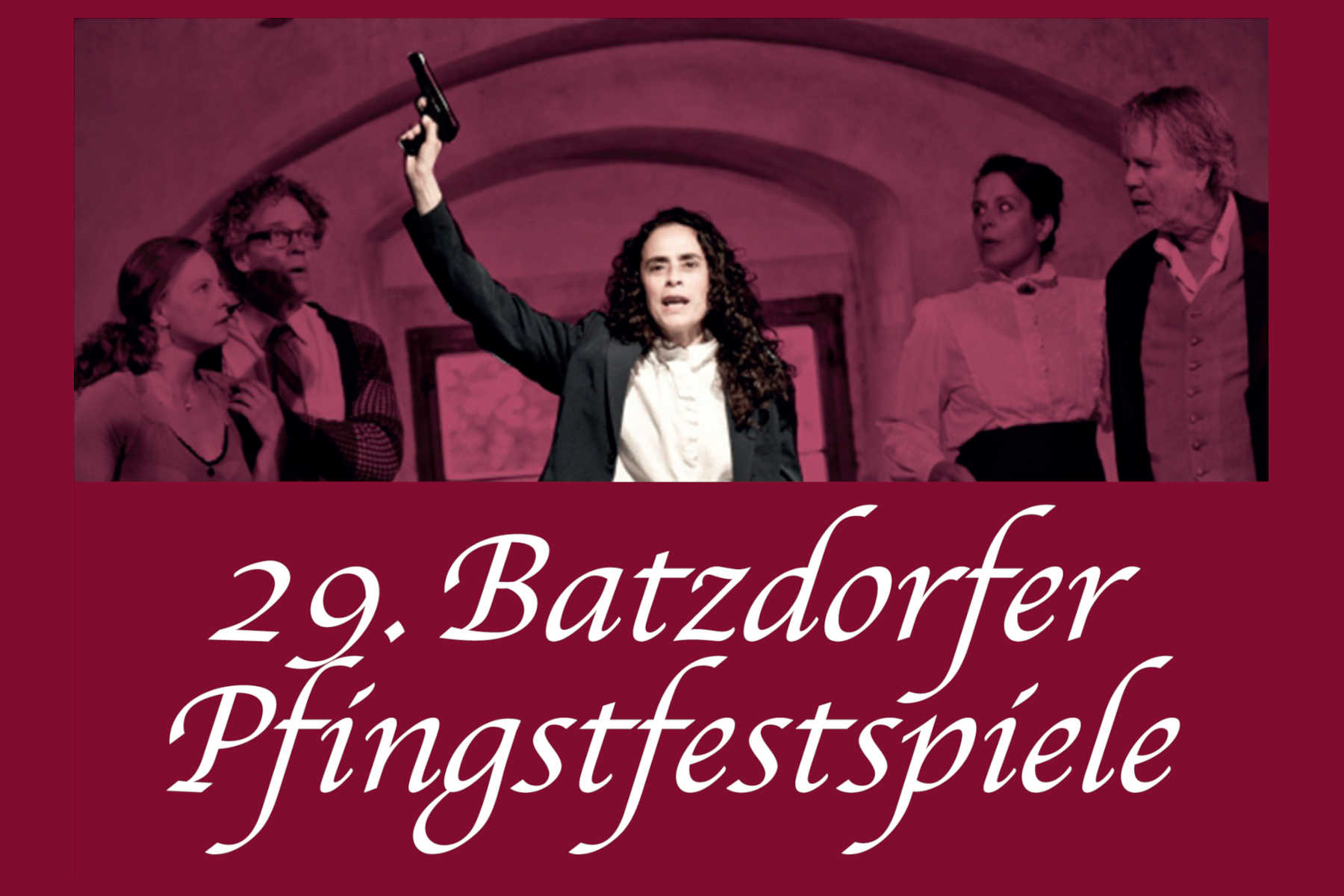 Eine Frau in einem historischen Kostüm hebt ihren Arm, während vier andere Schauspieler auf der Bühne der Batzdorfer Pfingstfestspiele zusehen. Der Text darunter lautet 29. Batzdorfer Pfingstfestspiele. Das Bild hat einen roten Rand und Hintergrund.