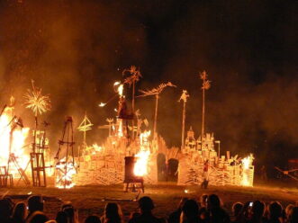Skulpturengarten in Flammen