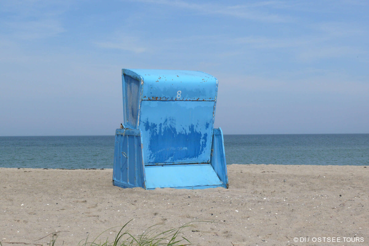 Blauer Strandkorb an der Ostsee